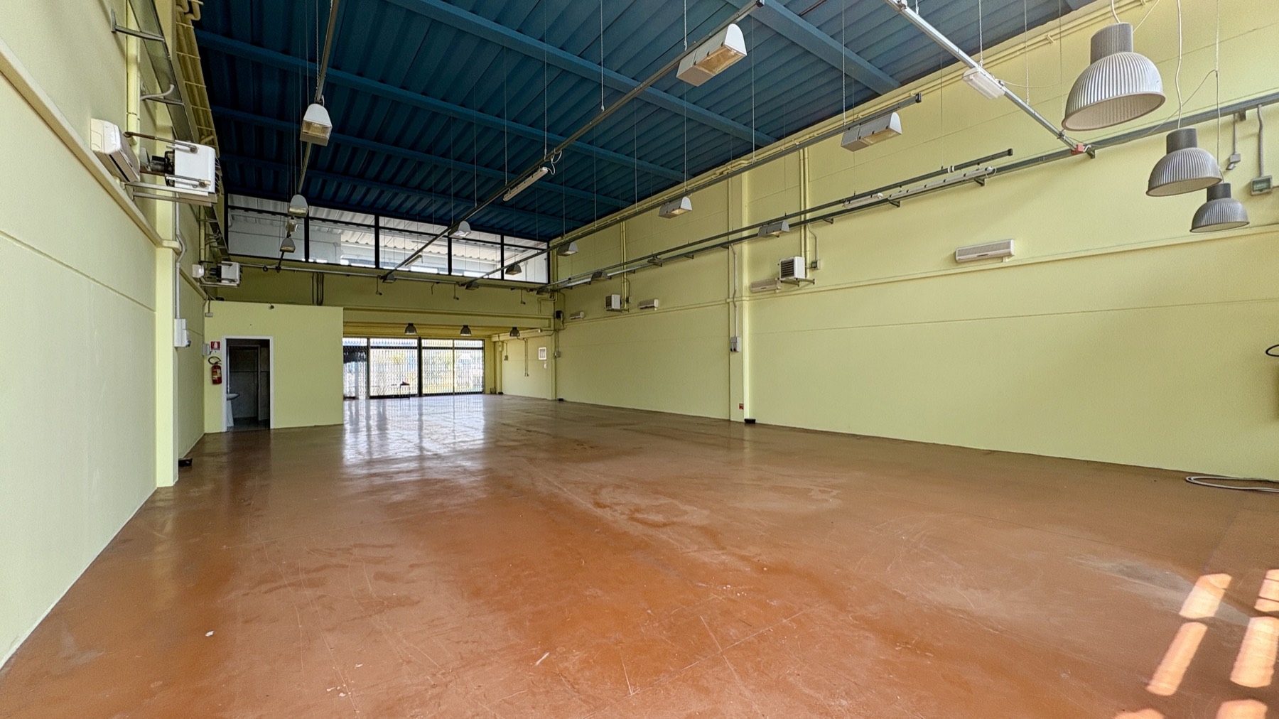 Interno del capannone artigianale a Porto Garibaldi