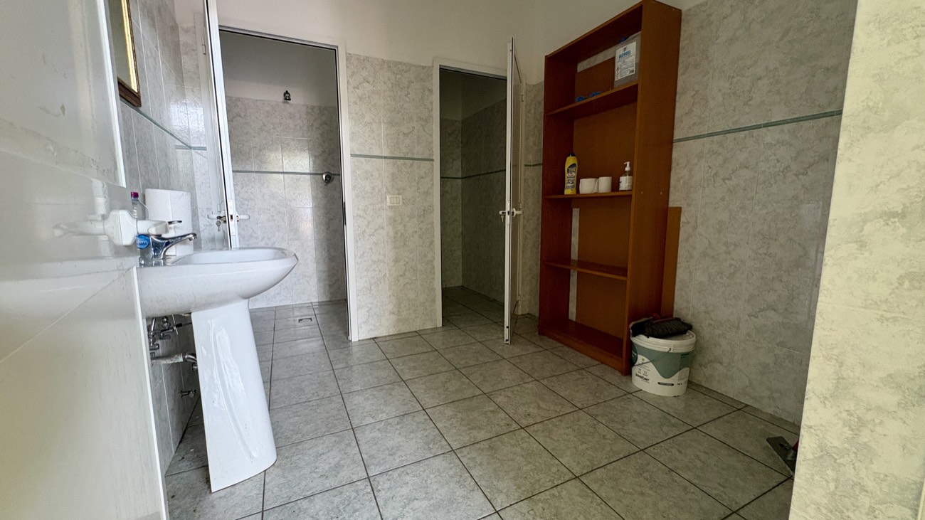 Blocco servizi con doccia e spogliatoio