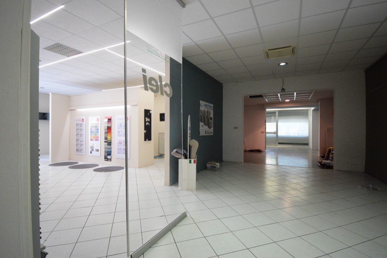 Sala open space con pilastri